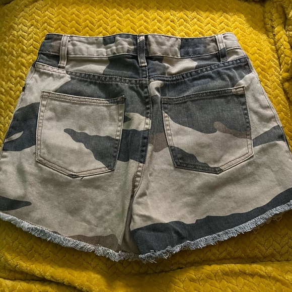 Easel camo shorts worn maybe once.  Size medium - Picture 1 of 2